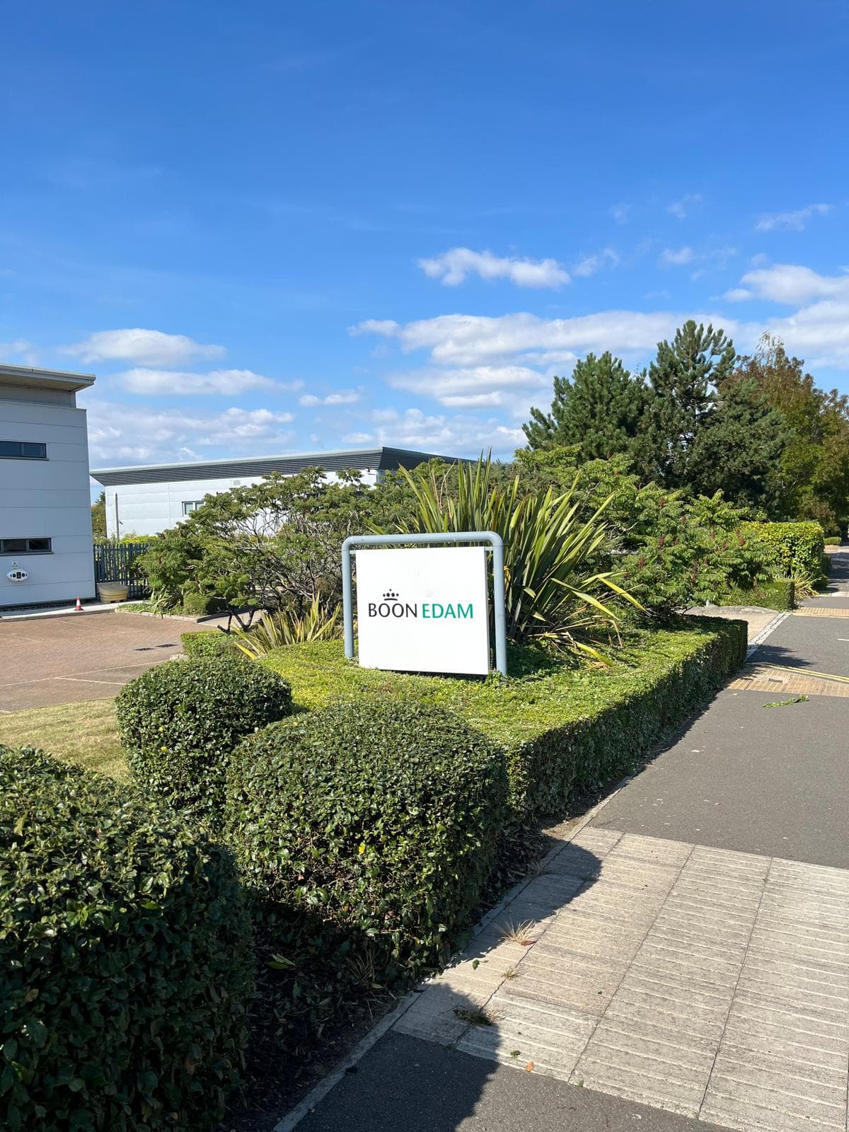 Commercial signage with maintained hedging